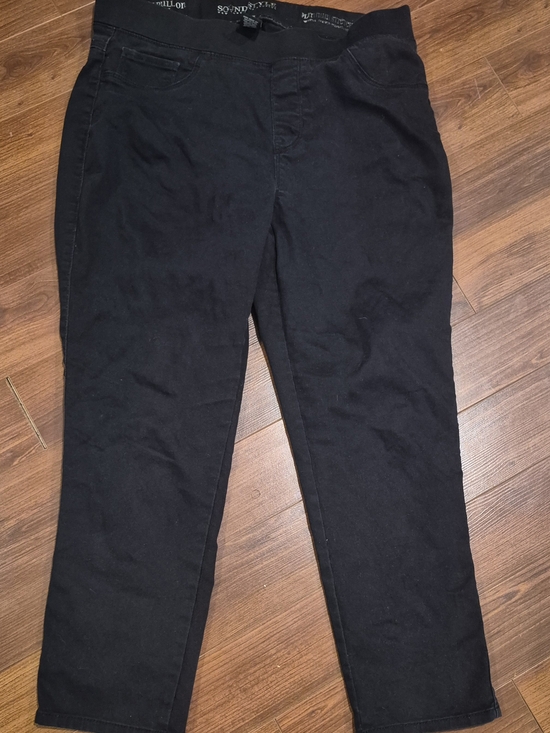SoundStyle Pants - Women's Black Pull-On Capri Pants